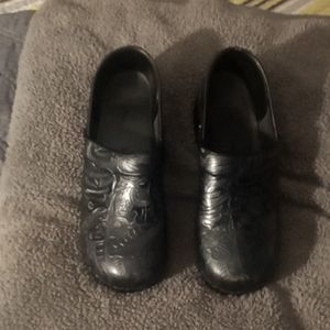 Black paisley print Dansko. COMFY Shoe.